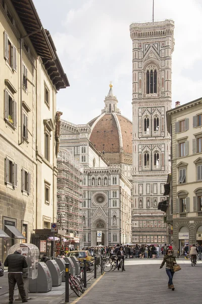 Toeristen een bezoek aan de bezienswaardigheden op de piazza san giovanni en del — Stockfoto