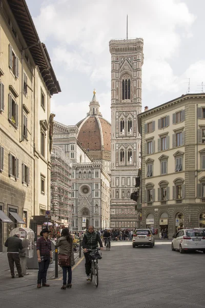 Turistas que visitam os pontos turísticos na Piazza San Giovanni e del — Fotografia de Stock