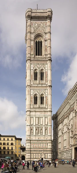 Touristen besuchen die Sehenswürdigkeiten auf der Piazza San Giovanni und del — Stockfoto