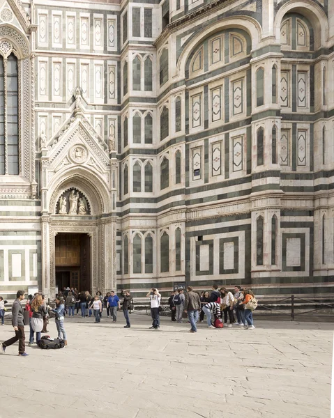 Touristes visitant les sites sur la Piazza San Giovanni et del — Photo