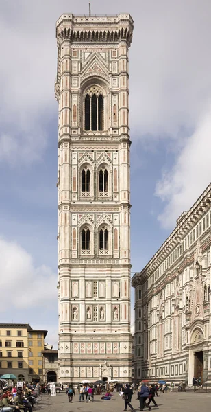 Toeristen een bezoek aan de bezienswaardigheden op de piazza san giovanni en del — Stockfoto