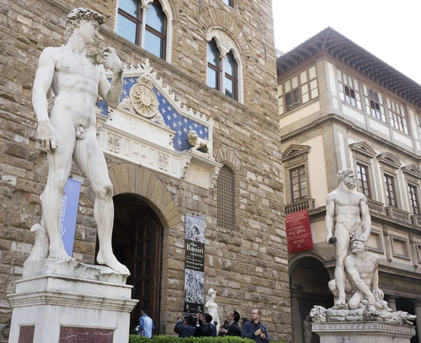 Touristes visitant les sites sur la Piazza San Giovanni et del — Photo