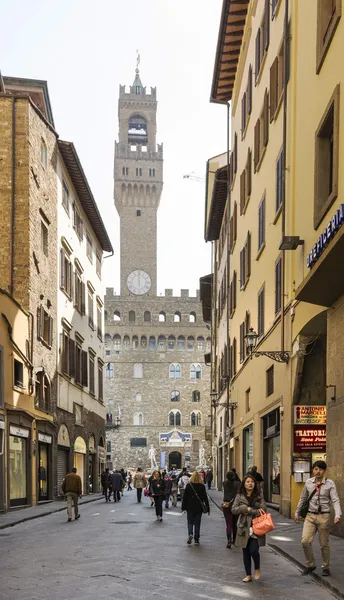 Toeristen een bezoek aan de bezienswaardigheden op de piazza san giovanni en del — Stockfoto