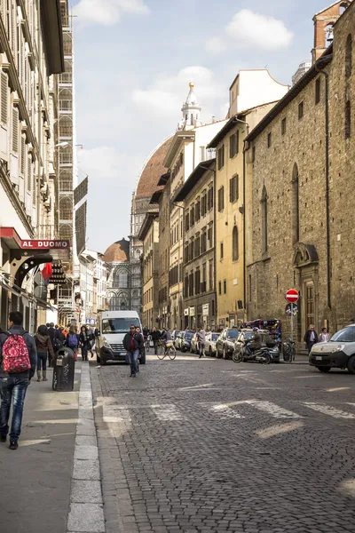 Touristes visitant les sites touristiques de Florence au 31 mars 2014 — Photo