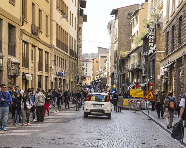 Turistas visitando los lugares de interés de Florencia en marzo 31,2014 — Foto de Stock
