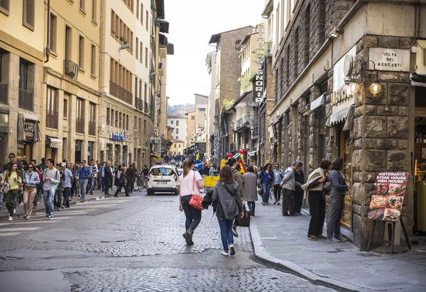 Turistas visitando los lugares de interés de Florencia — Foto de Stock