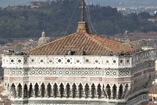 Giottos klocktorn med utsikt över duomo — Stockfoto