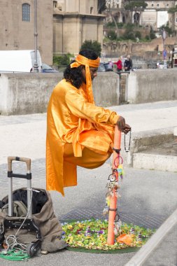 Hintli adam yoga harikaları olarak yapıyor.