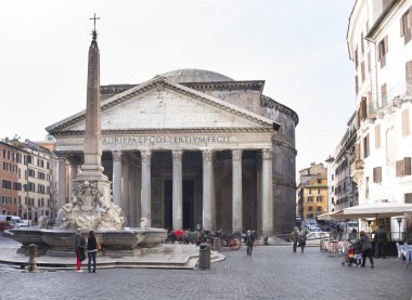 Çeşme ve kare roto pantheon gelen turist
