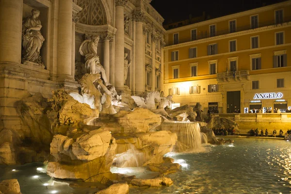 Toeristen bewonder de fontein nacht "trevi" door nicola salvi — Stockfoto