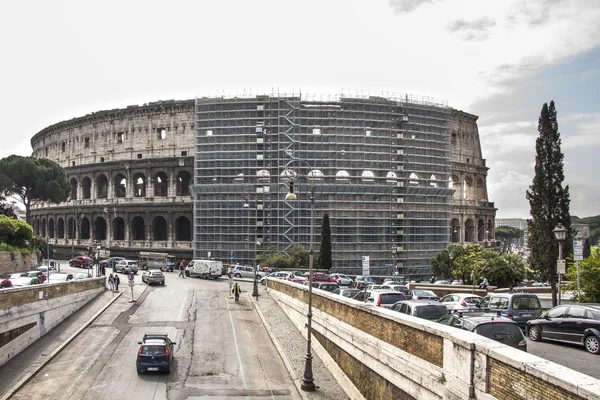 Tourists visiting the Coliseum — Stock Photo, Image