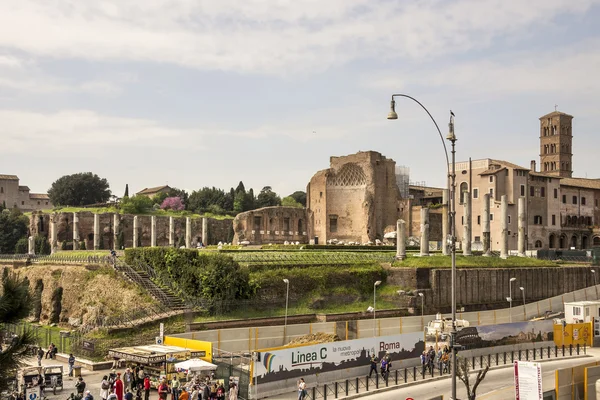 Tourists visiting the Roman Forum — Stock Photo, Image