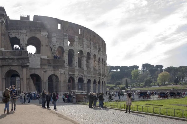 นักท่องเที่ยวที่มาเยี่ยมชม Coliseum — ภาพถ่ายสต็อก