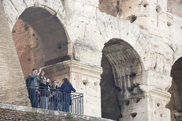 Tourists visiting the Coliseum — Stock Photo, Image