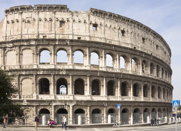 Tourists visiting the Coliseum — Stock Photo, Image