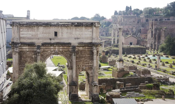 Foro Romano. Aquí estaba la vida social de la ciudad. Roma — Foto de Stock