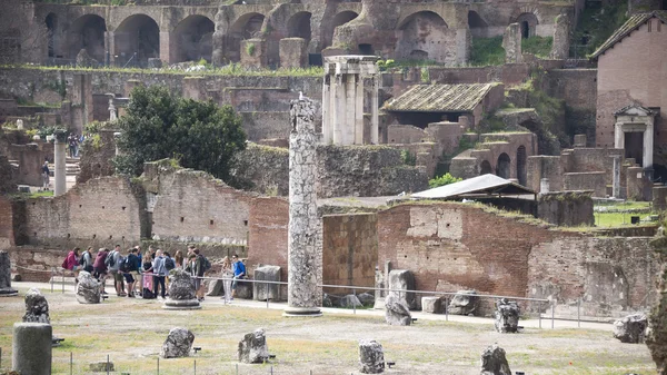 Turister som besöker romerska forumet — Stockfoto