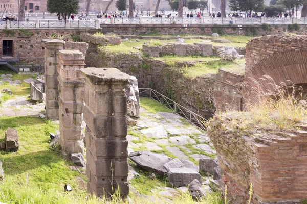 Turistas que visitam o Fórum Romano — Fotografia de Stock