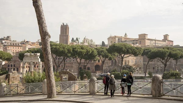 Les touristes visitent le forum de l'empereur Trajan — Photo