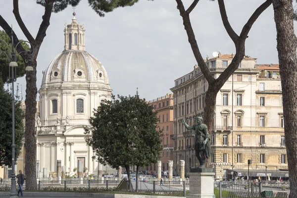 Turistas caminham na praça e perto do monumento imreror Trajano — Fotografia de Stock