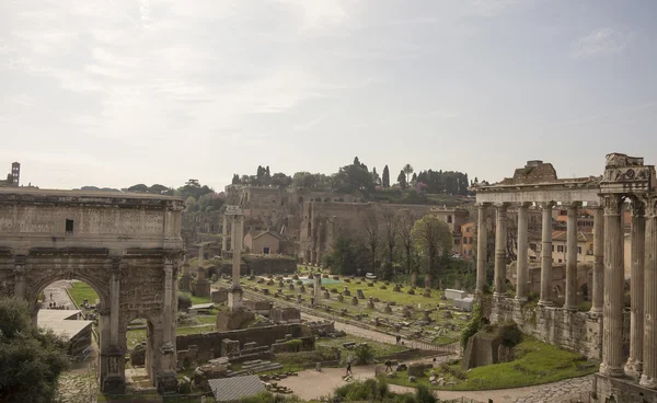 Toeristen een bezoek aan het Romeinse forum — Stockfoto