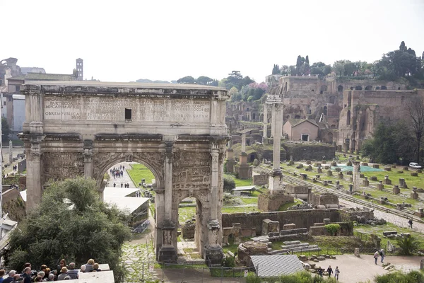 Tourists visiting the Roman Forum — Stock Photo, Image