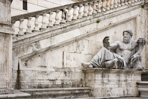 Statua, symbolizujące Nil. Pałac senatorów, Rzym — Zdjęcie stockowe