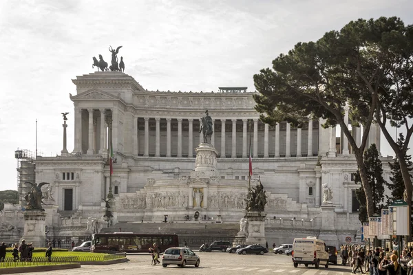 Tourists visiting the Altare della Patria (National Monument to — Stock Photo, Image