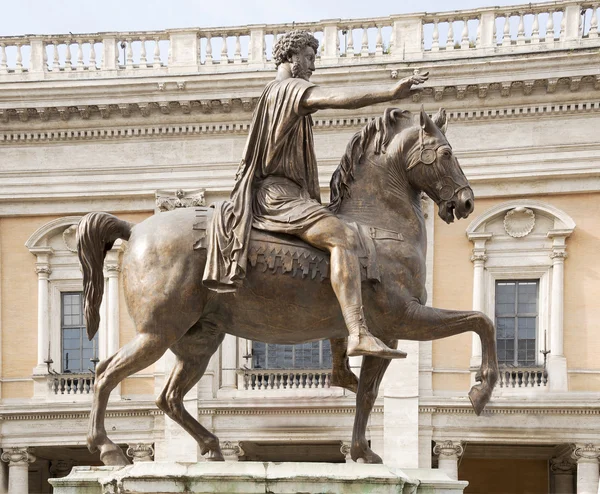 Ruiterstandbeeld van marcus aurelius op het Capitool plein. Rome — Stockfoto