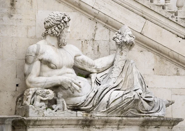 Standbeeld, symboliseert de rivier de tiber. senatoren palace, rome — Stockfoto