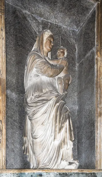 Standbeeld van Maagd Maria boven de sarcofaag raphael, lorenzo cre — Stockfoto