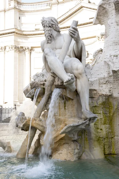 Fontein van de vier rivieren (architect bernini) op piazza navona — Stockfoto