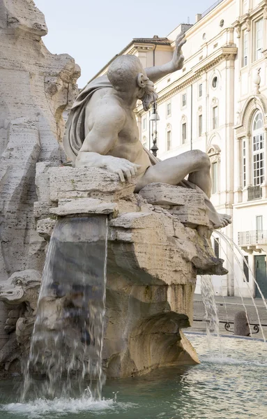 Fontein van de vier rivieren (architect bernini) op piazza navona — Stockfoto