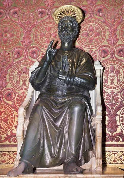 Estátua de São Pedro fez Arnolfo di Cambio no século XIII — Fotografia de Stock
