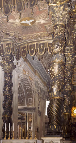 Baldacchino de Bernini, dentro de la Basílica de San Pedro, Vaticano — Foto de Stock