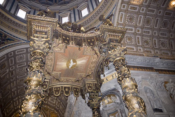 Berninis baldacchino, inne i Peterskyrkan, Vatikanstaten — Stockfoto