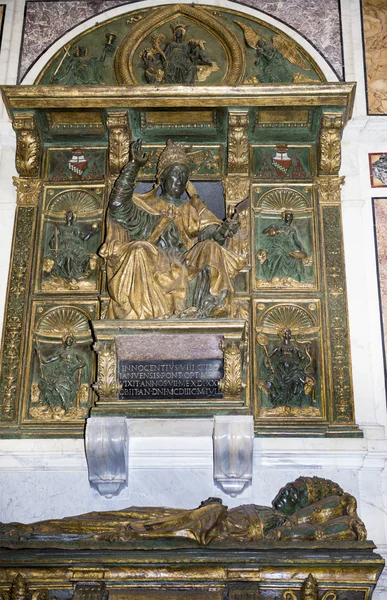 Гробница папы Иннокентия VIII — стоковое фото