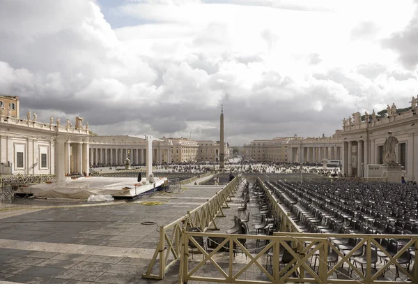 St. peter's square gelen turist. işçi alan temizlenmiş — Stok fotoğraf