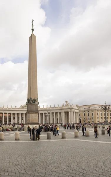 Turisté navštíví náměstí svatého Petra — Stock fotografie
