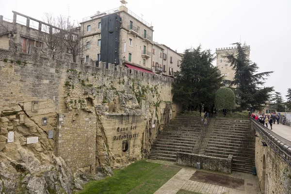 Touristen besuchen cava san marino balestrieri — Stockfoto