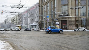 Rostov-on-Don, Rusya - 17 Ocak 2022: Bolshaya Sadovaya Caddesi boyunca arabalar sürüyor, yayalar kışın kar yağdıktan sonra yürüyorlar 