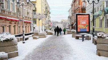 Rostov-on-Don, Rusya - 17 Ocak 2022: Kışın katedral şeridi. Yayalar yürüyor. 