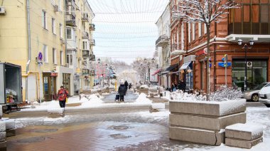Rostov-on-Don, Rusya - 17 Ocak 2022: Kışın katedral şeridi. Yayalar yürüyor. 