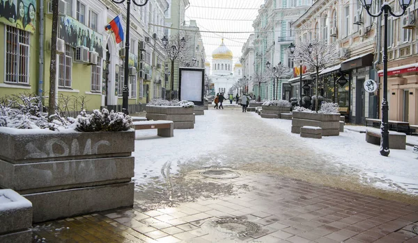 Rostov-on-Don, Rusya - 17 Ocak 2022: Kışın katedral şeridi. Yayalar yürüyor. 