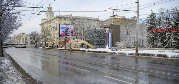 2022年1月17日 汽车沿着Bolshaya Sadovaya街行驶 路上的行人在一场雪后行走在冬季 — 图库照片