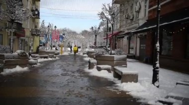 Rostov-on-Don, Rusya - 17 Ocak 2022: Kışın katedral şeridi. Yayalar yürüyor. 