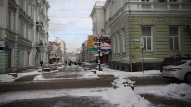 Rostov-on-Don, Rusya - 17 Ocak 2022: Kışın katedral şeridi. Yayalar yürüyor. 