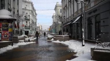 Rostov-on-Don, Rusya - 17 Ocak 2022: Kışın katedral şeridi. Yayalar yürüyor. 