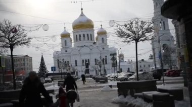 Rostov-on-Don, Rusya - 17 Ocak 2022: Kışın katedral şeridi. Yayalar yürüyor. 