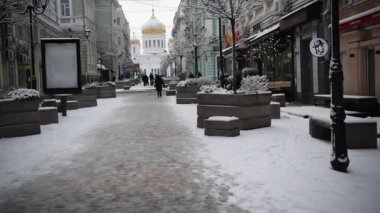 Rostov-on-Don, Rusya - 17 Ocak 2022: Kışın katedral şeridi. Yayalar yürüyor. 